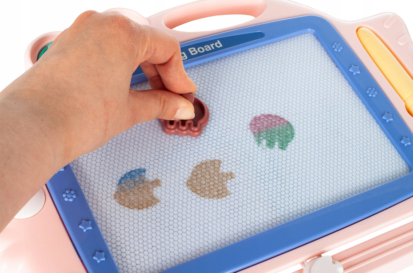 Tablita Magnetica Funny Fish idealStore, 4 Campuri Colorate, 2 Stampile, Pix, Dimensiuni 35 x 25 x 3.5 cm, Suprafata Desen 20 x 13 cm, Dezvolta Imaginatia si Creativitatea, Incurajeaza Exersarea Scrisului, Roz