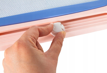 Tablita Magnetica Funny Fish idealStore, 4 Campuri Colorate, 2 Stampile, Pix, Dimensiuni 35 x 25 x 3.5 cm, Suprafata Desen 20 x 13 cm, Dezvolta Imaginatia si Creativitatea, Incurajeaza Exersarea Scrisului, Roz