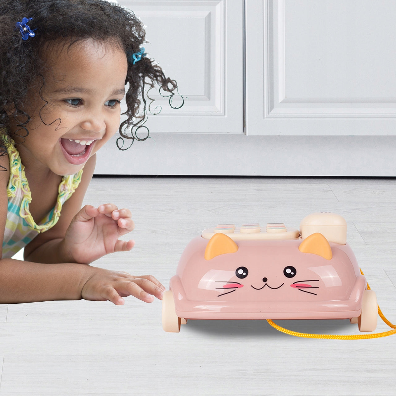 Telefon Interactiv Stil Pisicuta Happy Cat idealStore, Dimensiuni 12.5 x 14 x 6.5 cm, Cantece de Leagan, Diverse Melodii si Sunete Interactive, Urechi Stralucitoare, Culori Vii Atragatoare, Roz