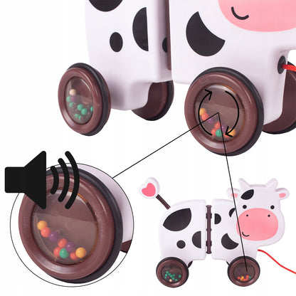 Jucarie interactiva Tip Vacuta Happy Cow idealSTORE, Dimensiune 18 x 19 x 9 cm, Dotata cu Sfoara Fabricat din plastic de inalta calitate, Roti inconjurate cu cauciuc, Pline cu bile, Posibilitatea de a se separa in 2 parti