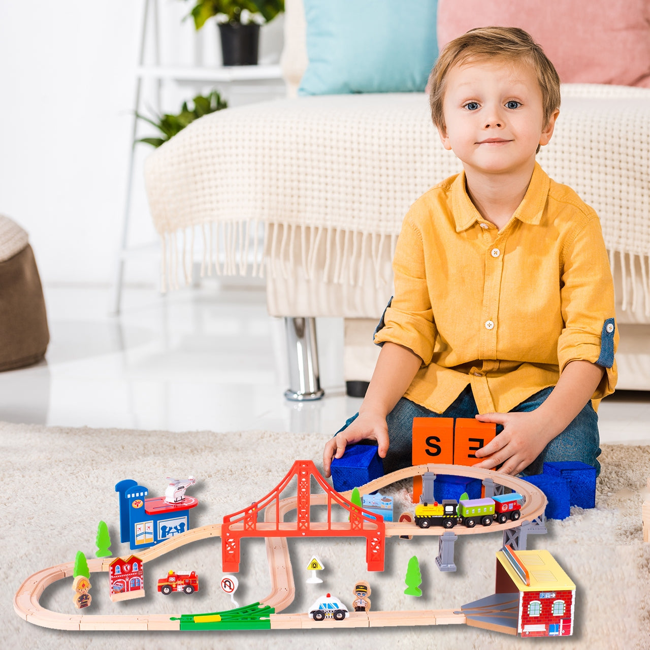 Pista Multifunctionala Merry Train idealSTORE din Lemn Natural, Construita din 70 de piese, Locomotiva + 2 vagoane cu magnet, Elicopter cu elice, Heliport, Detasament de Pompieri, Politie, Copaci, Indicatoare rutiere, Oameni, Piese Slefuite fin din lemn