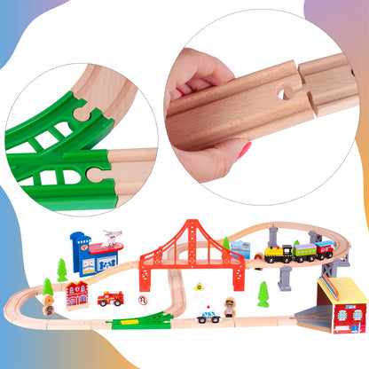 Pista Multifunctionala Merry Train idealSTORE din Lemn Natural, Construita din 70 de piese, Locomotiva + 2 vagoane cu magnet, Elicopter cu elice, Heliport, Detasament de Pompieri, Politie, Copaci, Indicatoare rutiere, Oameni, Piese Slefuite fin din lemn