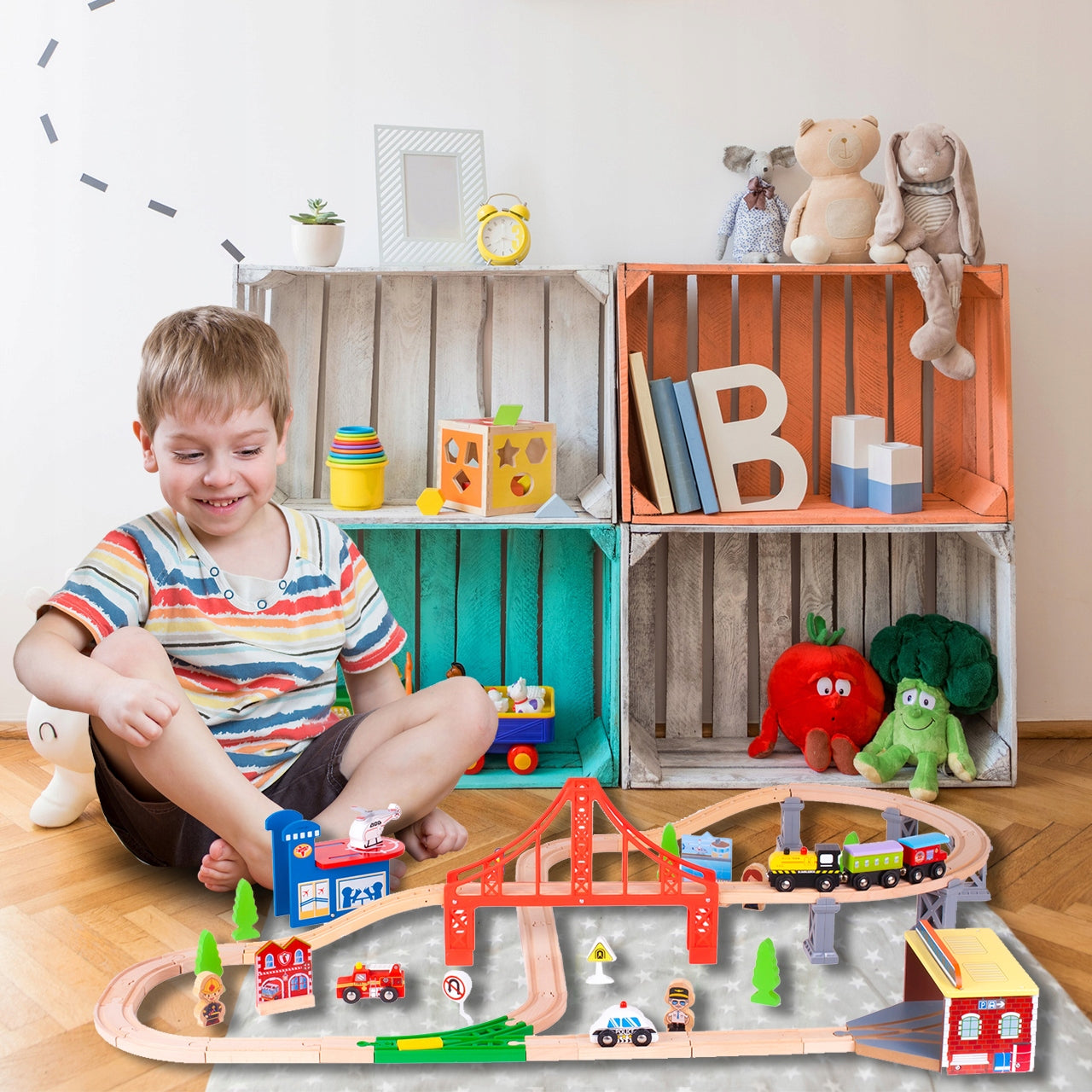 Pista Multifunctionala Merry Train idealSTORE din Lemn Natural, Construita din 70 de piese, Locomotiva + 2 vagoane cu magnet, Elicopter cu elice, Heliport, Detasament de Pompieri, Politie, Copaci, Indicatoare rutiere, Oameni, Piese Slefuite fin din lemn