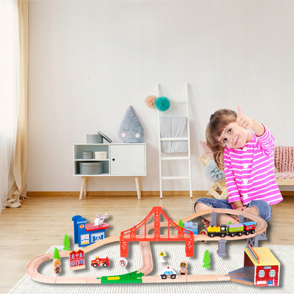 Pista Multifunctionala Merry Train idealSTORE din Lemn Natural, Construita din 70 de piese, Locomotiva + 2 vagoane cu magnet, Elicopter cu elice, Heliport, Detasament de Pompieri, Politie, Copaci, Indicatoare rutiere, Oameni, Piese Slefuite fin din lemn