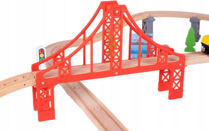 Pista Multifunctionala Merry Train idealSTORE din Lemn Natural, Construita din 70 de piese, Locomotiva + 2 vagoane cu magnet, Elicopter cu elice, Heliport, Detasament de Pompieri, Politie, Copaci, Indicatoare rutiere, Oameni, Piese Slefuite fin din lemn