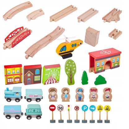 Circuit Trenulet din Lemn Natural Wooden City Traffic Track idealSTORE, Setul include Heliport, Oameni, Copaci, Semne de Circulatie, Lokomotiva, Elicopter, Vagoane, Case, Piese Slefuite fin din lemn