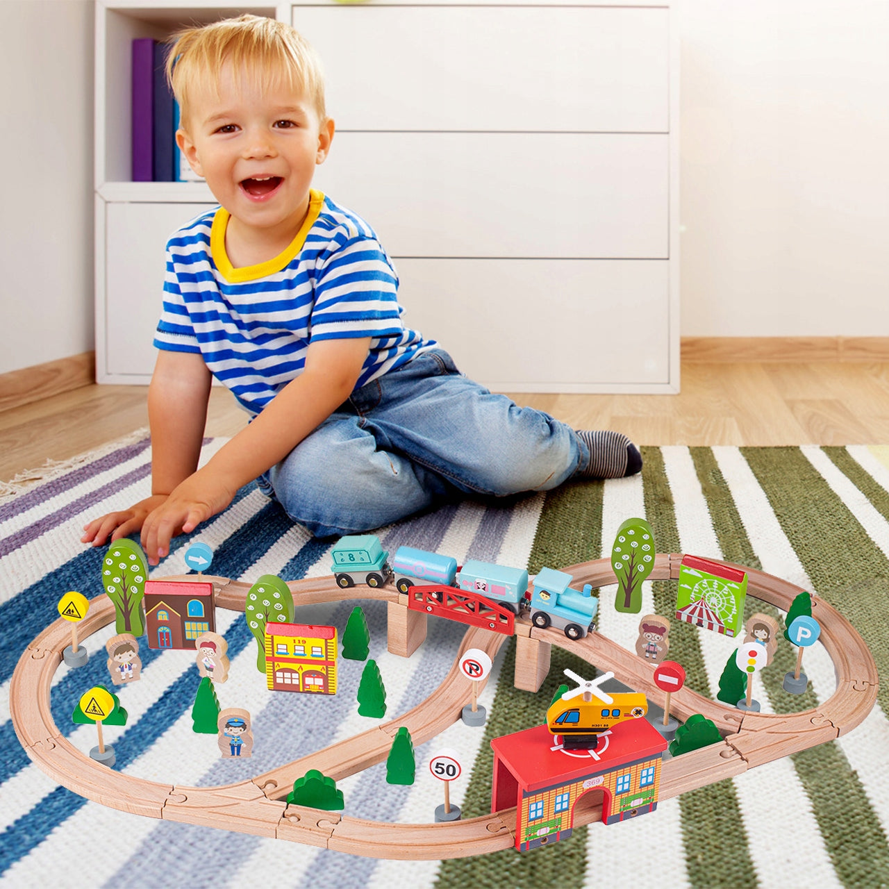 Circuit Trenulet din Lemn Natural Wooden City Traffic Track idealSTORE, Setul include Heliport, Oameni, Copaci, Semne de Circulatie, Lokomotiva, Elicopter, Vagoane, Case, Piese Slefuite fin din lemn