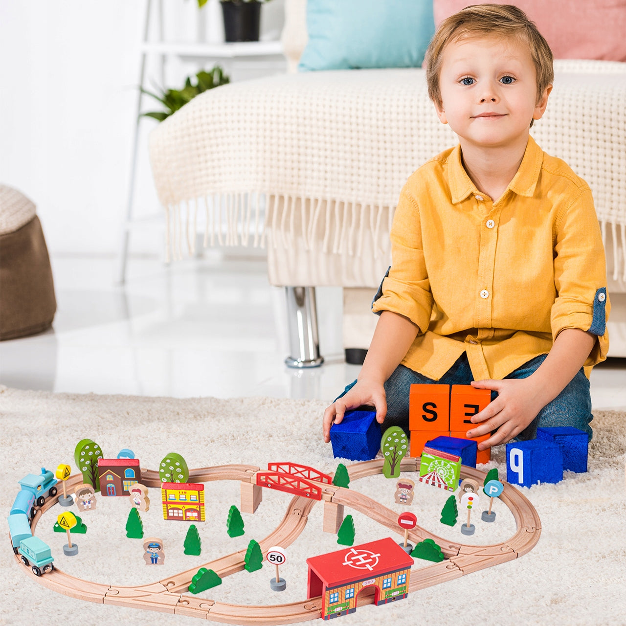 Circuit Trenulet din Lemn Natural Wooden City Traffic Track idealSTORE, Setul include Heliport, Oameni, Copaci, Semne de Circulatie, Lokomotiva, Elicopter, Vagoane, Case, Piese Slefuite fin din lemn