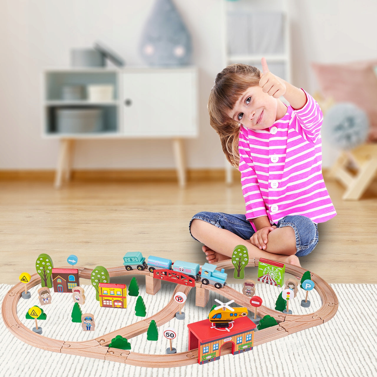 Circuit Trenulet din Lemn Natural Wooden City Traffic Track idealSTORE, Setul include Heliport, Oameni, Copaci, Semne de Circulatie, Lokomotiva, Elicopter, Vagoane, Case, Piese Slefuite fin din lemn
