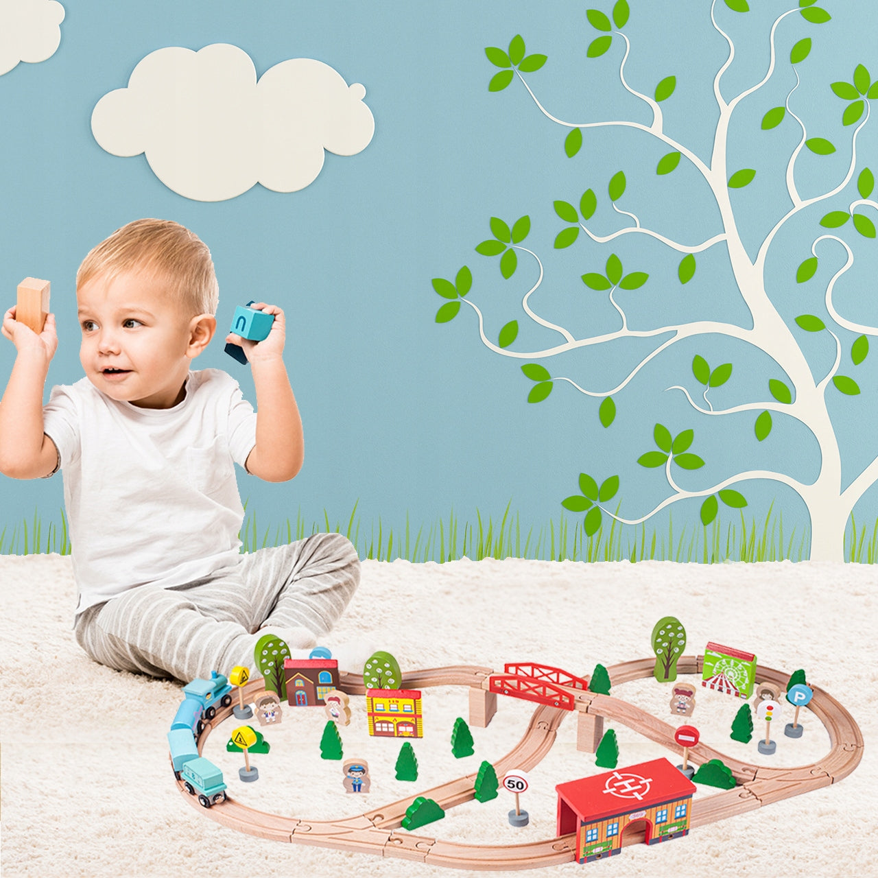 Circuit Trenulet din Lemn Natural Wooden City Traffic Track idealSTORE, Setul include Heliport, Oameni, Copaci, Semne de Circulatie, Lokomotiva, Elicopter, Vagoane, Case, Piese Slefuite fin din lemn