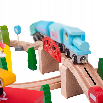 Circuit Trenulet din Lemn Natural Wooden City Traffic Track idealSTORE, Setul include Heliport, Oameni, Copaci, Semne de Circulatie, Lokomotiva, Elicopter, Vagoane, Case, Piese Slefuite fin din lemn