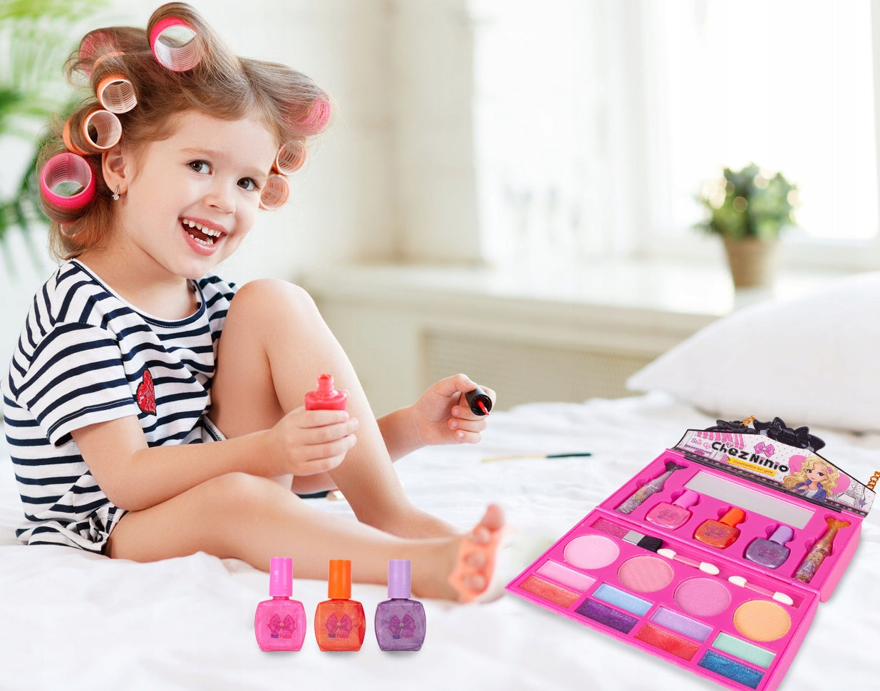 Poseta make up Pliabila idealSTORE pentru fetite, Include o multime de accesorii, NON-TOXIC, Sclipici Pudra, Lac de Unghii, Farduri, Oglinda, Culori luminoase si expresive, Accesorizata cu un lant pentru purtarea posetei oriunde doreste