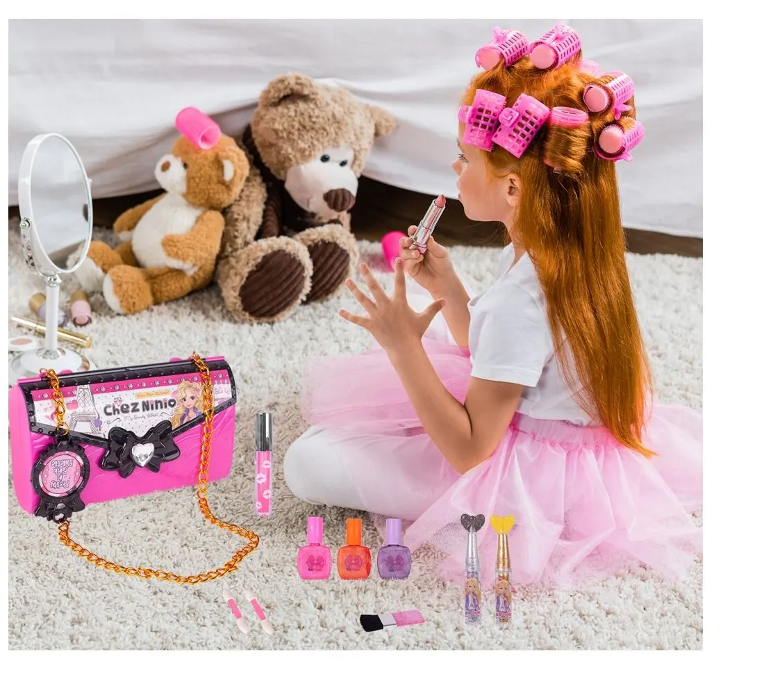 Poseta make up Pliabila idealSTORE pentru fetite, Include o multime de accesorii, NON-TOXIC, Sclipici Pudra, Lac de Unghii, Farduri, Oglinda, Culori luminoase si expresive, Accesorizata cu un lant pentru purtarea posetei oriunde doreste