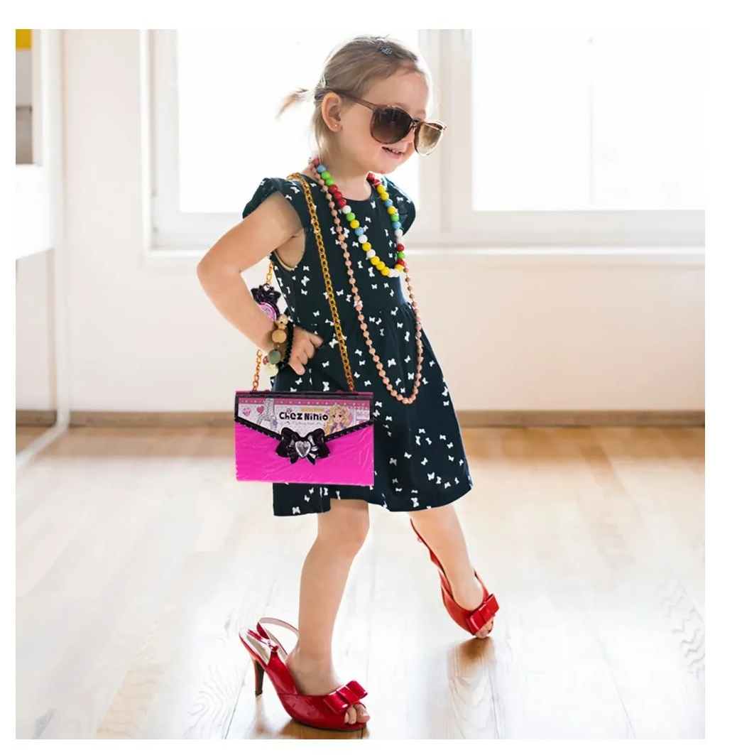 Poseta make up Pliabila idealSTORE pentru fetite, Include o multime de accesorii, NON-TOXIC, Sclipici Pudra, Lac de Unghii, Farduri, Oglinda, Culori luminoase si expresive, Accesorizata cu un lant pentru purtarea posetei oriunde doreste