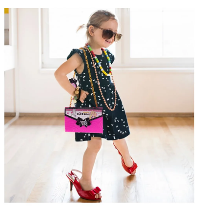 Poseta make up Pliabila idealSTORE pentru fetite, Include o multime de accesorii, NON-TOXIC, Sclipici Pudra, Lac de Unghii, Farduri, Oglinda, Culori luminoase si expresive, Accesorizata cu un lant pentru purtarea posetei oriunde doreste