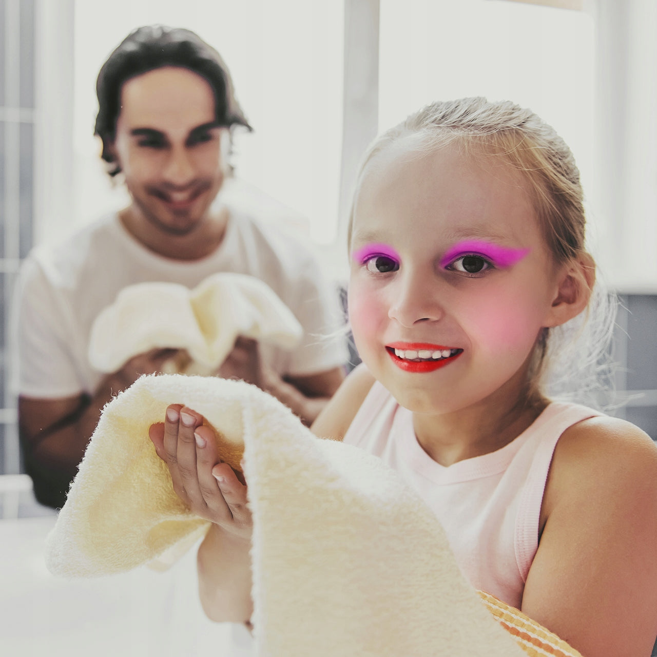 Trusa de Machiaj pentru copii Little Mermaid IdealSTORE Include 22 de elemente pentru Machiaj, elemente pentru ingrijirea unghiilor, Geanta cu maner pentru transport