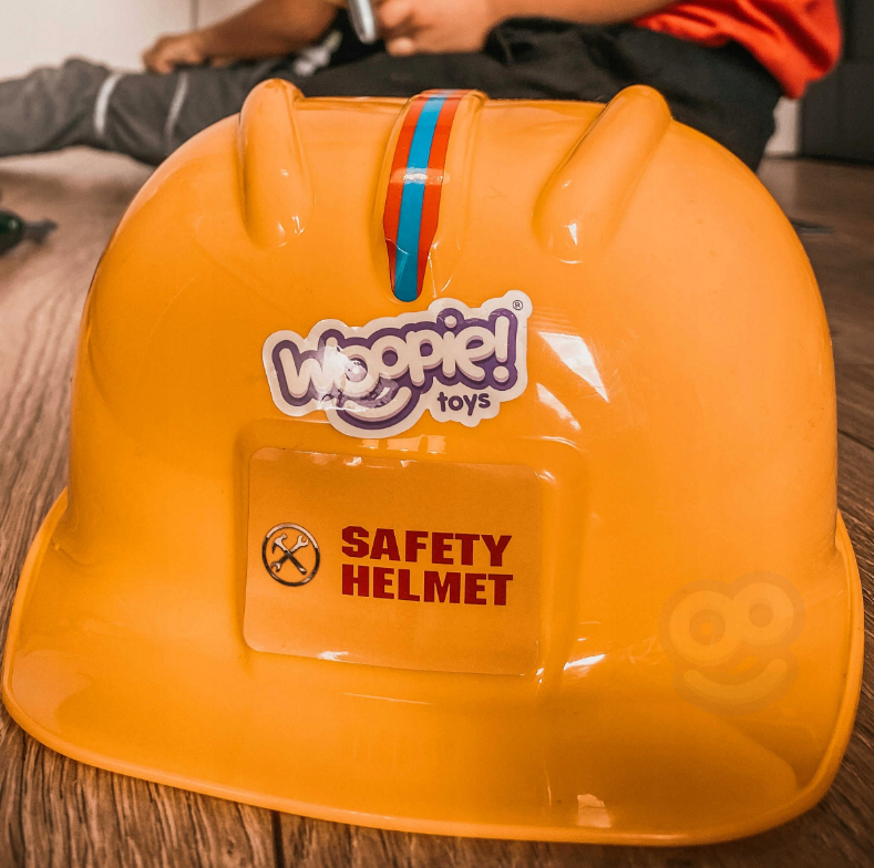 Kit Instrumente bricolaj Tool Box idealSTORE, Echipat cu o Casca reglabila de protectie, Vesta cu diferite accesorii multifunctionale, Cleste, Ciocan, Cheie, Surubelnita, Dezvolta educatia celor mici