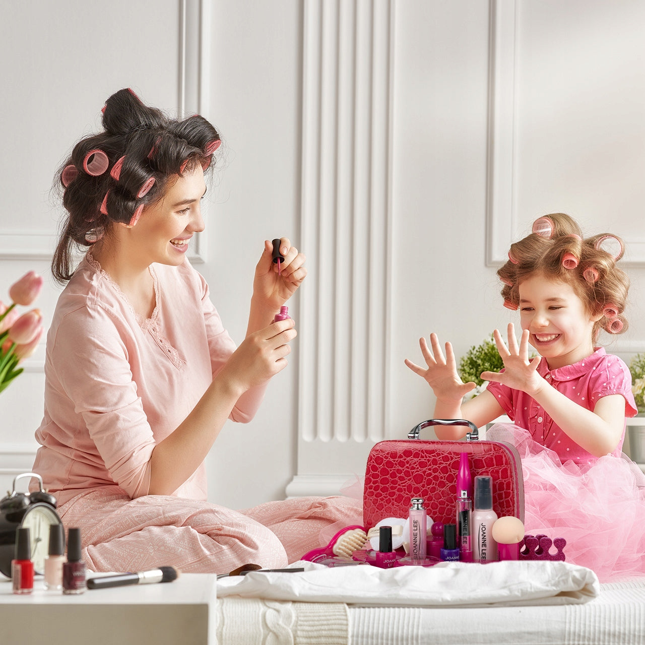 Trusa de Machiaj pentru Copii Joanne LEE idealSTORE, Include o Colectie interesant de produse cosmetice si manichiura, Depozitate intr-o Gentura cu maner si fermoar, Ajuta la Dezvoltarea Imaginatiei si Creativitatii