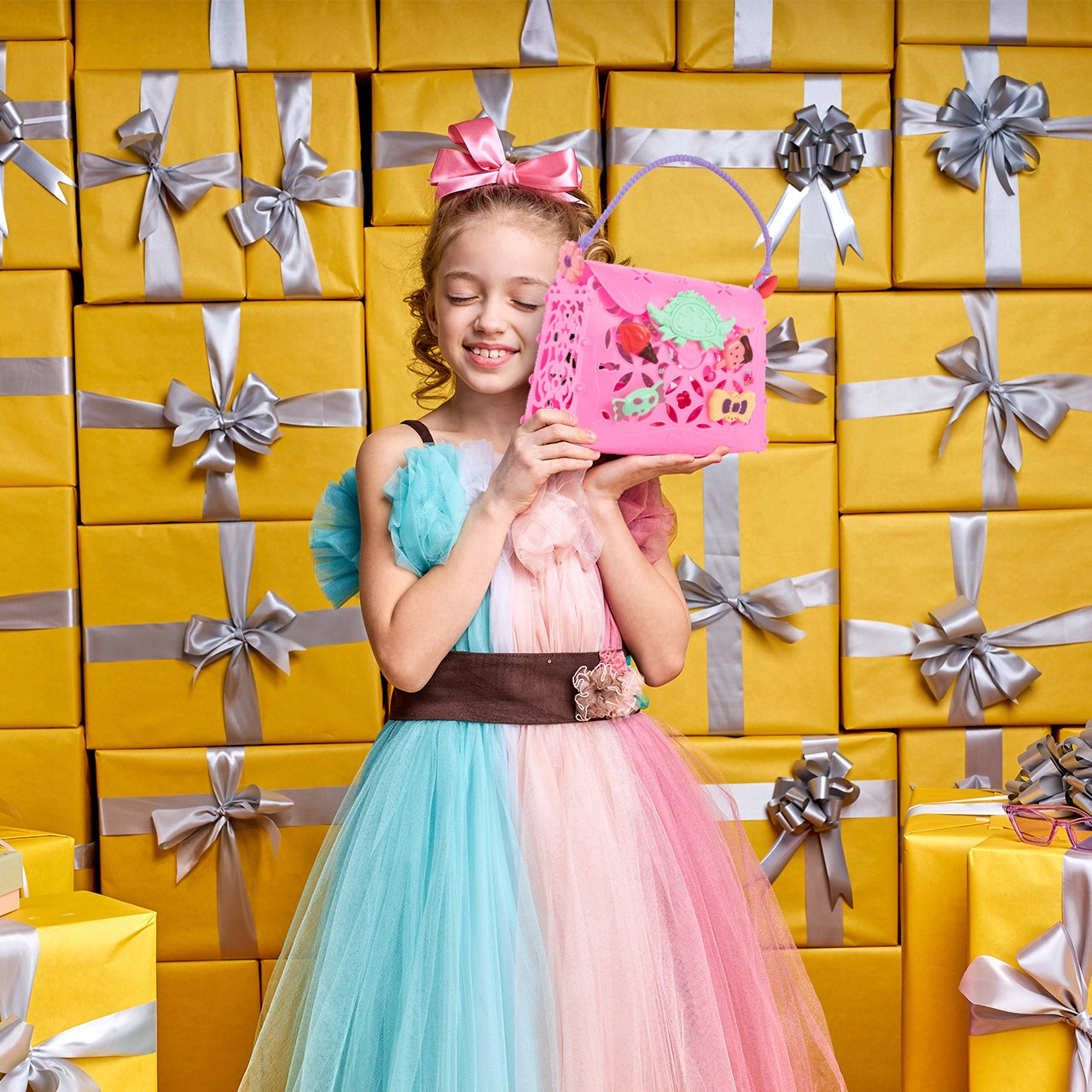 Poseta Make up Taste Fashion idealSTORE, Include O Multime de elemente pentru Infrumusetare, Ondulator, Oja, Perie de Par, Geanta de Plastic Flexibila cu Maner, Creeaza o lume a basmului prin jocul de rol