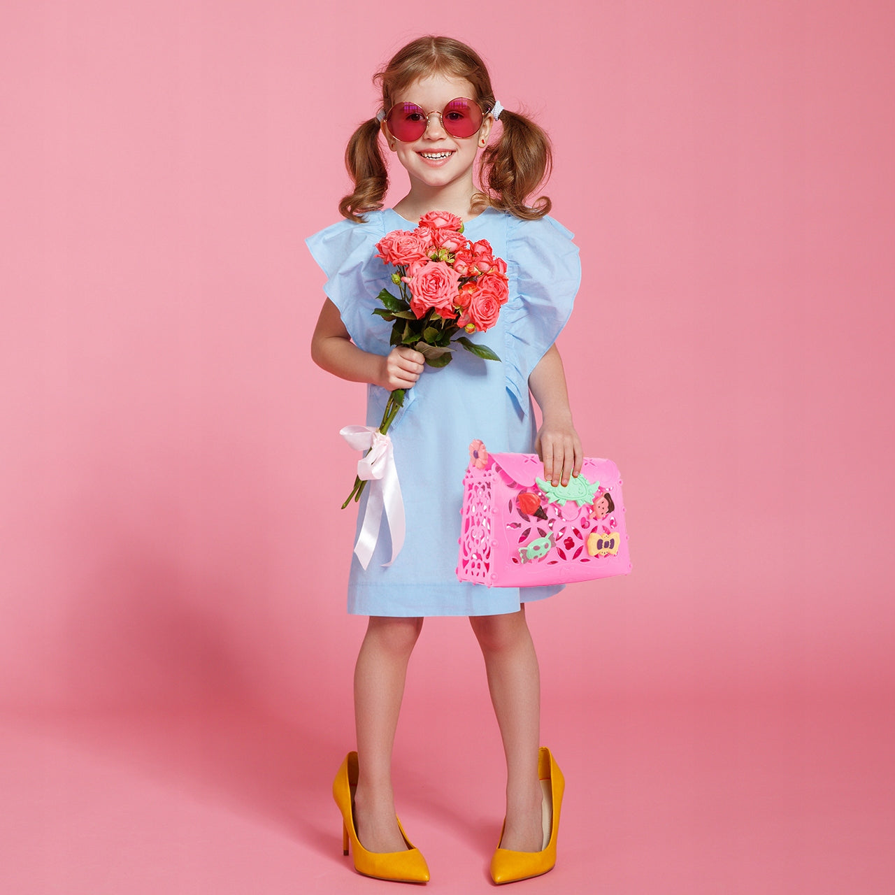 Poseta Make up Taste Fashion idealSTORE, Include O Multime de elemente pentru Infrumusetare, Ondulator, Oja, Perie de Par, Geanta de Plastic Flexibila cu Maner, Creeaza o lume a basmului prin jocul de rol