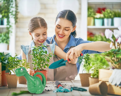 Set de Gradina Pentru Copii idealSTORE Little Gardener, Include 9 Accesorii de Gradinarit, Foarfeca, Sapa, Grebla, Manusi, Cultivator, Geanta pentru Depozitare Cadou, Dezvolta Abilitatile Manuale, Imaginatia, Creativitatea