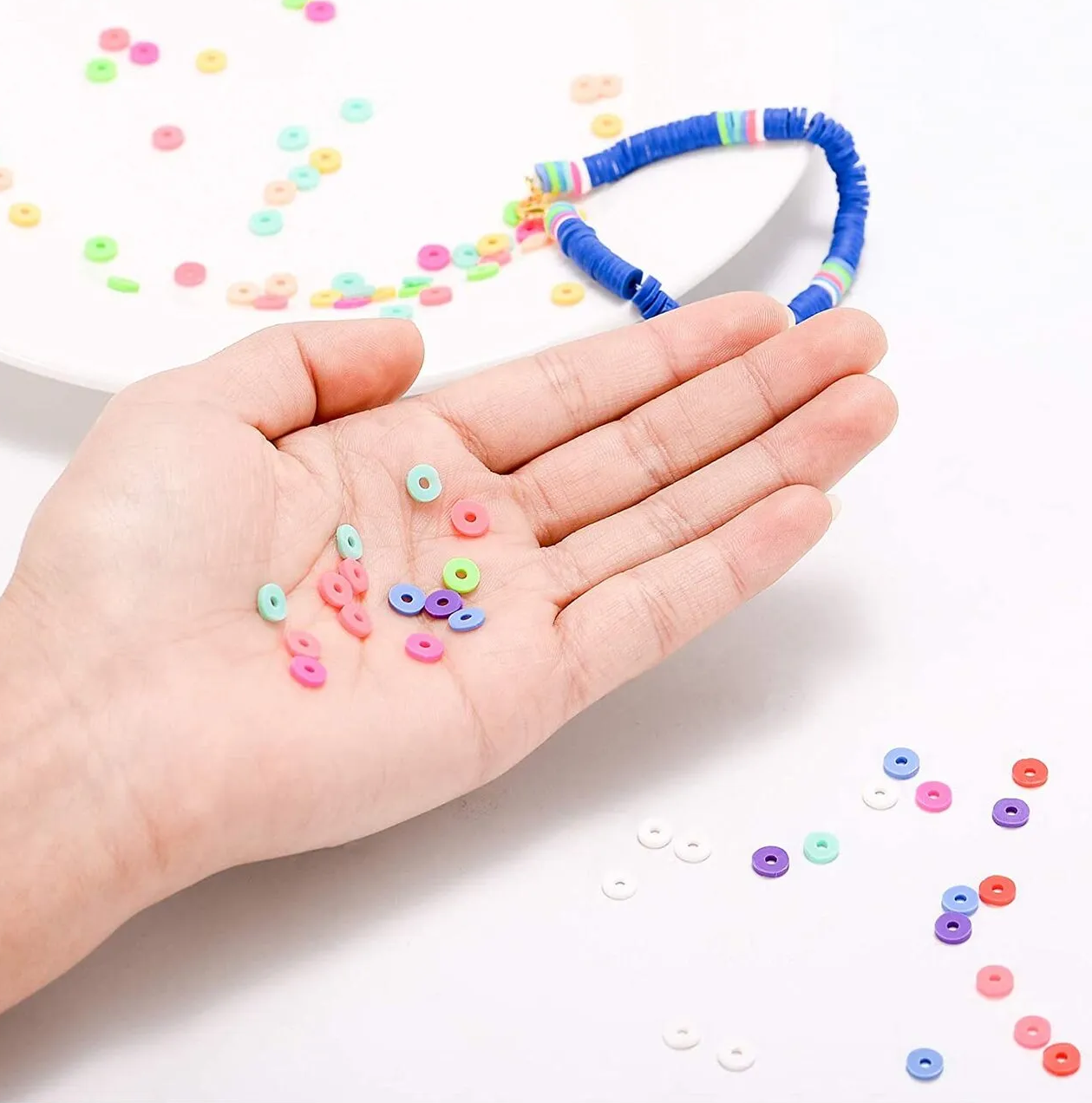 Set de Margele idealSTORE Jewelry Series, Include 4200 de Margele colorate in diferite forme si elemente auxiliare, Sfoara transparenta, Litere si elemente aurii, Carlige si Cleme, Cutie pentru depozitare, Stimuleaza Imaginatia Copilului