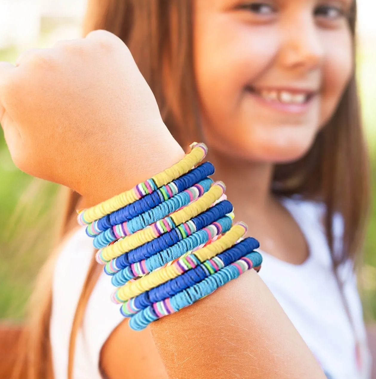 Set de Margele idealSTORE Jewelry Series, Include 4200 de Margele colorate in diferite forme si elemente auxiliare, Sfoara transparenta, Litere si elemente aurii, Carlige si Cleme, Cutie pentru depozitare, Stimuleaza Imaginatia Copilului