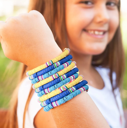 Set de Margele idealSTORE Jewelry Series, Include 4200 de Margele colorate in diferite forme si elemente auxiliare, Sfoara transparenta, Litere si elemente aurii, Carlige si Cleme, Cutie pentru depozitare, Stimuleaza Imaginatia Copilului