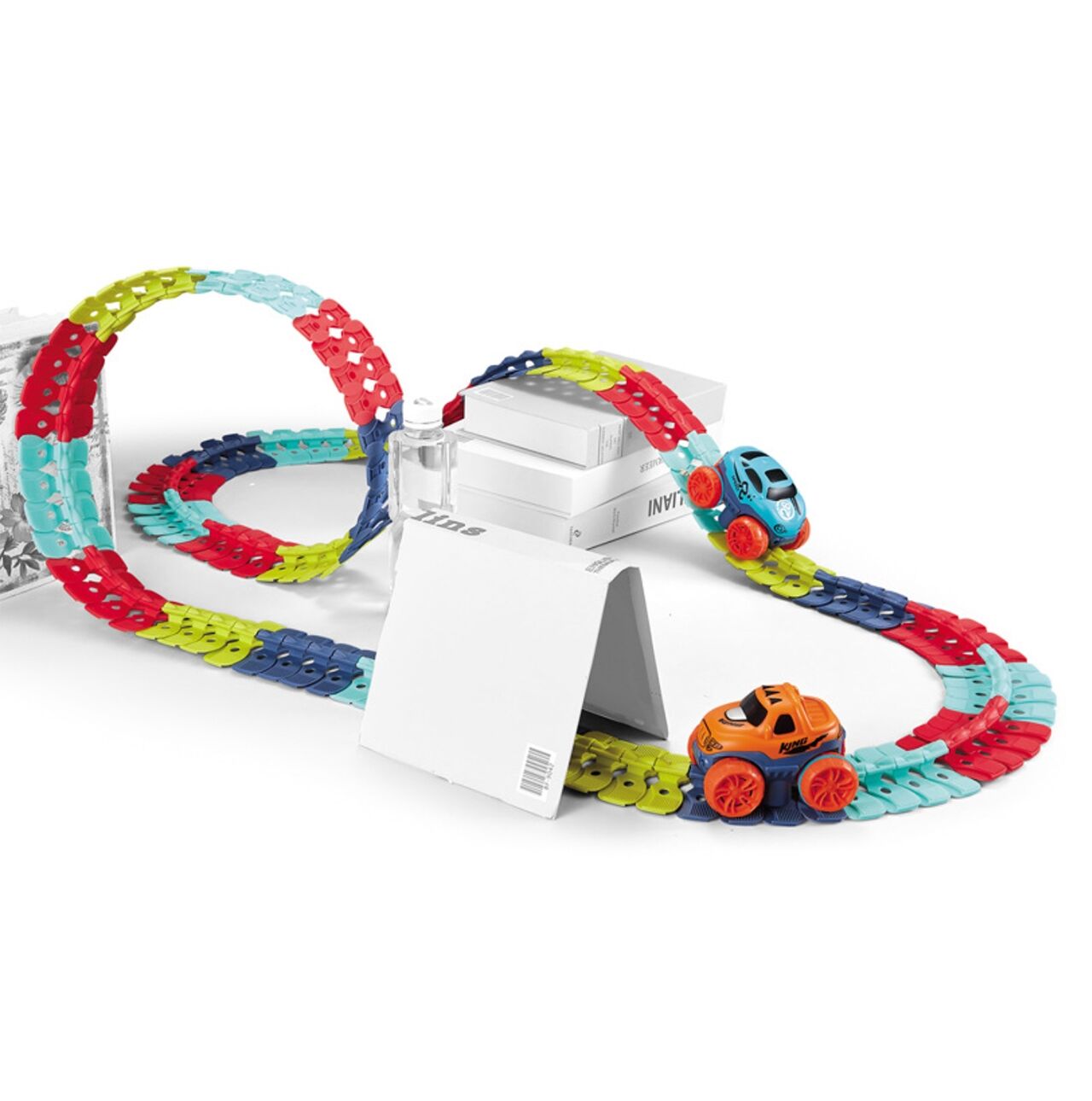 Pista cu Masinuta CarTrack idealSTORE, Pista Flexibila, Multiple Configuratii, Structura Stabila, Caroserie inlocuibila, Masinuta cu Lumini fata-spate, Pista in Patru Culori, 195 elemente