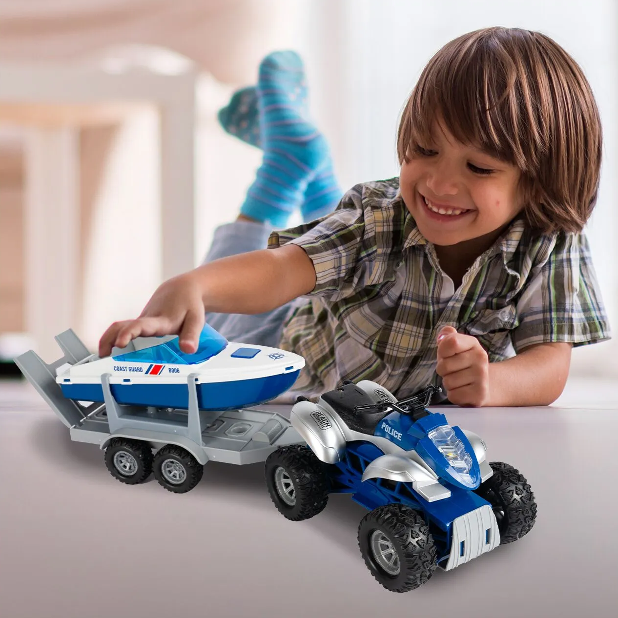 Jucarie 2in1 ATV cu Barca de Politie Coast Guard idealSTORE, Accesorizat cu Sunete si Lumini, Carlig pentru Remorcare, Rampa Rabatabila, Ideal pentru copiii pasionati de Politia Marina, Dezvolta Creativitatea si Imaginatia