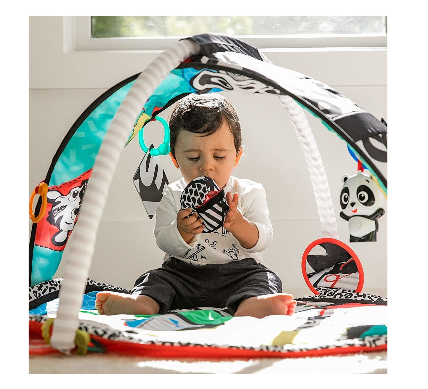 Centru de activitati tip Covoras Educational idealSTORE PANDA BEAR JUNIOR, Echipat cu elemente simbolice ce ajuta la dezvoltarea simturilor, Se adapteaza cu usurinta permitandu-i copilului sa se joace pe spate, pe burta si in pozitia de sezut
