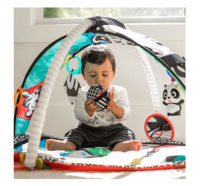 Centru de activitati tip Covoras Educational idealSTORE PANDA BEAR JUNIOR, Echipat cu elemente simbolice ce ajuta la dezvoltarea simturilor, Se adapteaza cu usurinta permitandu-i copilului sa se joace pe spate, pe burta si in pozitia de sezut