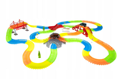 Pista Magica idealStore Magic Cars formata din 484 elemente cu 2 Masinute, include Pod, Tunel, Benzinarie