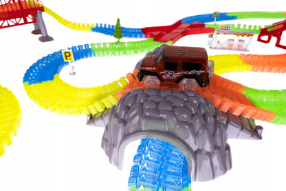 Pista Magica idealStore Magic Cars formata din 484 elemente cu 2 Masinute, include Pod, Tunel, Benzinarie