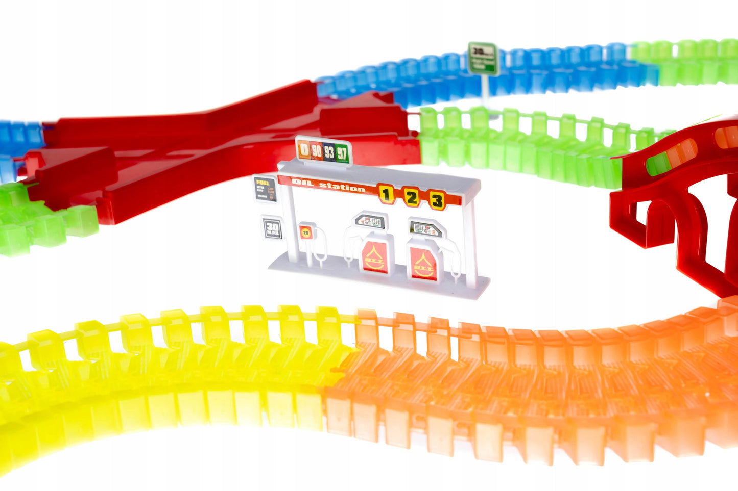 Pista Magica idealStore Magic Cars formata din 484 elemente cu 2 Masinute, include Pod, Tunel, Benzinarie