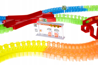 Pista Magica idealStore Magic Cars formata din 484 elemente cu 2 Masinute, include Pod, Tunel, Benzinarie