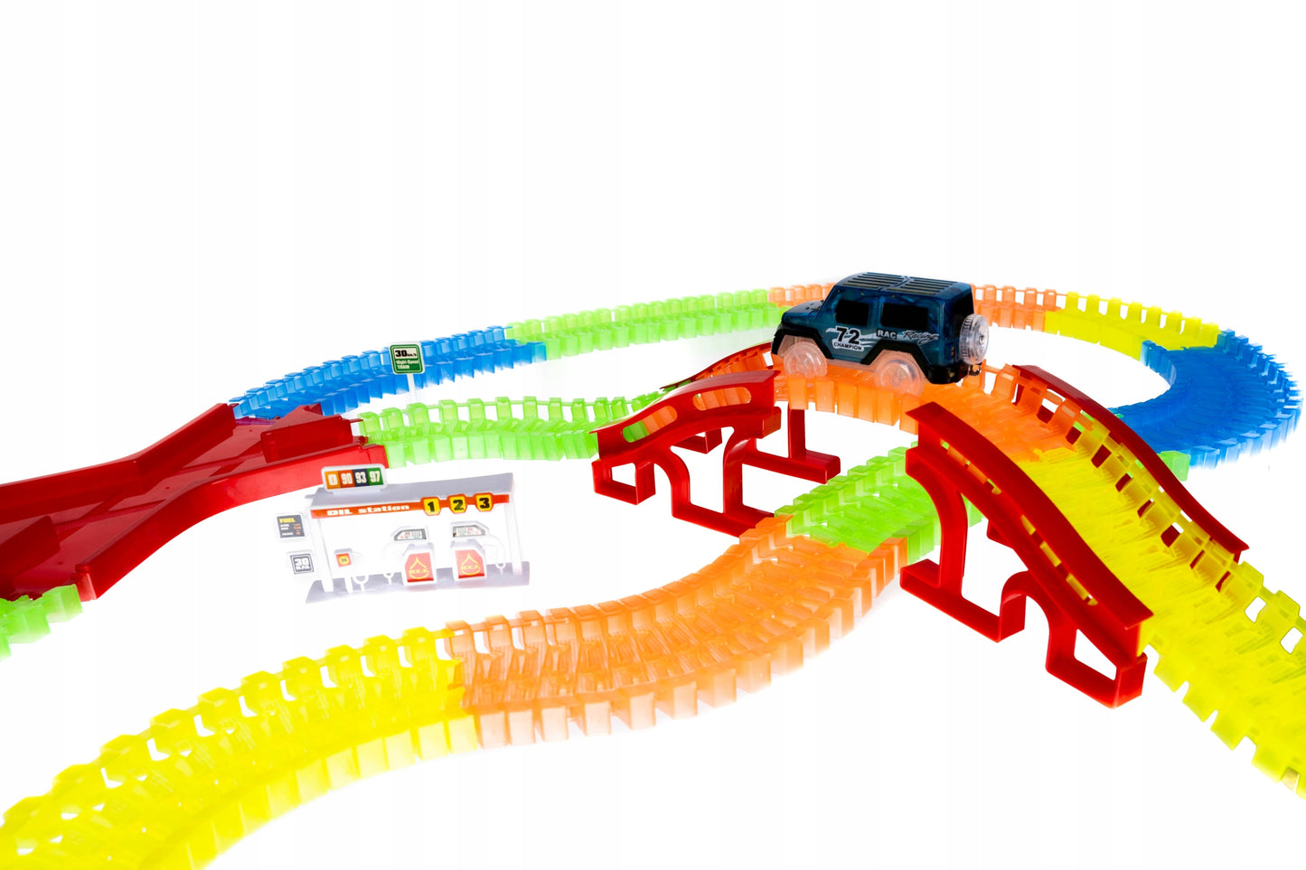 Pista Magica idealStore Magic Cars formata din 484 elemente cu 2 Masinute, include Pod, Tunel, Benzinarie