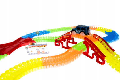 Pista Magica idealStore Magic Cars formata din 484 elemente cu 2 Masinute, include Pod, Tunel, Benzinarie