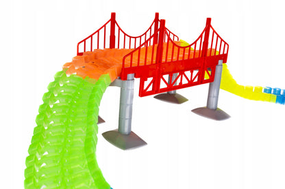 Pista Magica idealStore Magic Cars formata din 484 elemente cu 2 Masinute, include Pod, Tunel, Benzinarie