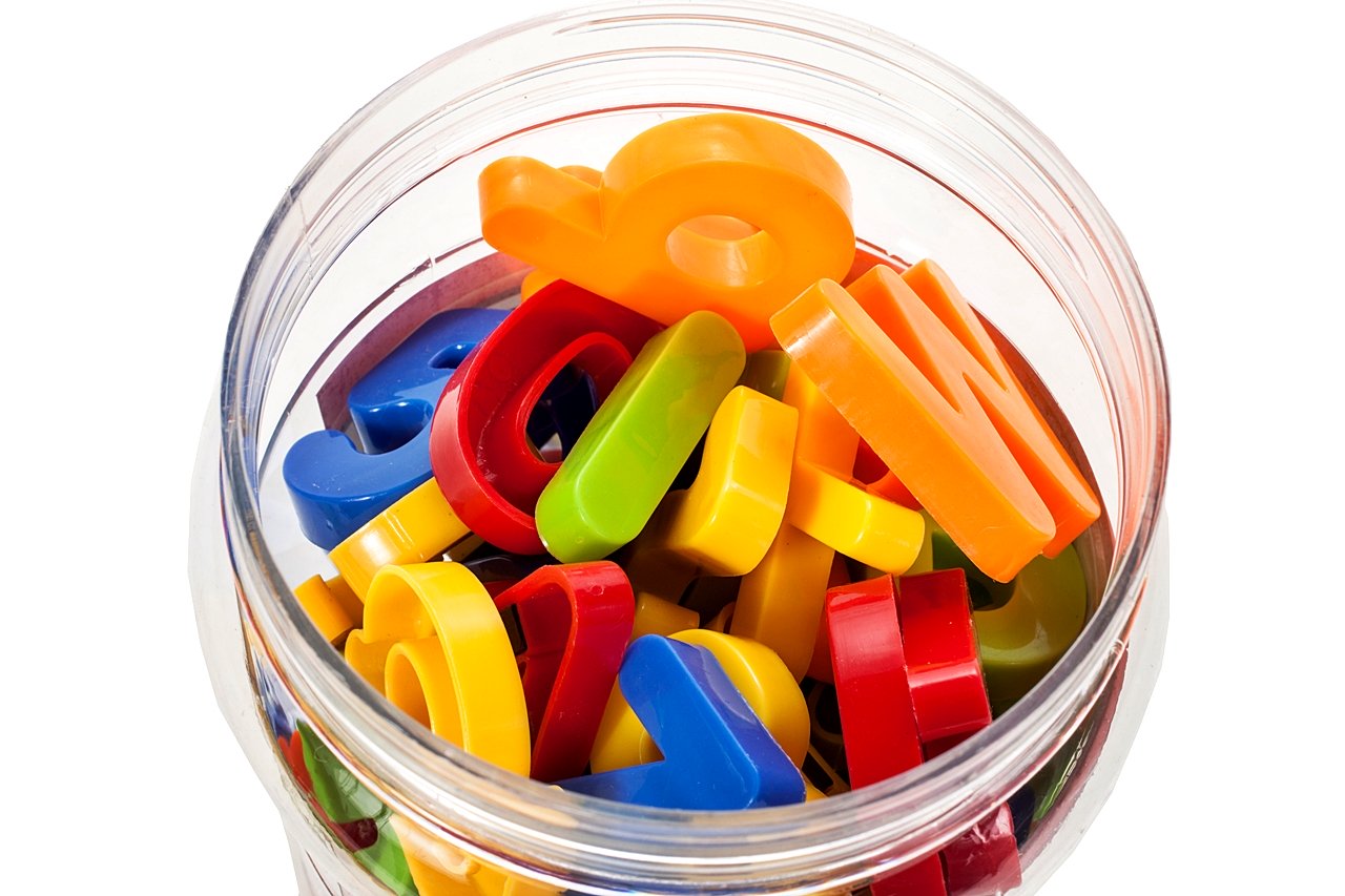 Set litere si cifre magnetice 78 piese, in cutie depozitare