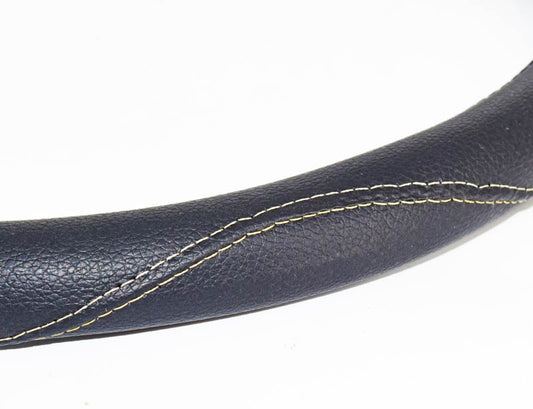 Husa volan IdealSTORE FX61 din imitatie de piele marime M, culoare negru cusatura gri deschis