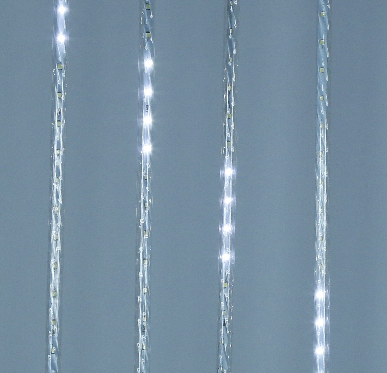 Instalatie Turturi IDL, 160 led-uri albe cu lumina rece cuprinse in 8 tuburi cu efect de 'fulg de nea' ce confera un aspect primitor casei, Grad de protectie IP44 ce protejeaza impotriva corpurilor solide si a apei pulverizate