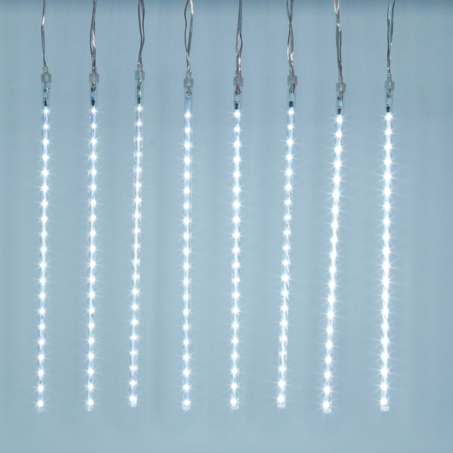 Instalatie Turturi IDL, 160 led-uri albe cu lumina rece cuprinse in 8 tuburi cu efect de 'fulg de nea' ce confera un aspect primitor casei, Grad de protectie IP44 ce protejeaza impotriva corpurilor solide si a apei pulverizate