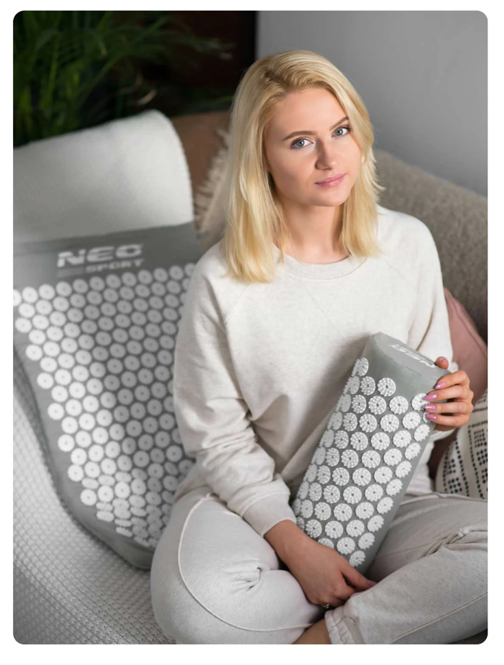 Covoras de Presopunctura NeoRelax idealStore, Tehnologie Heat-Press, Husa Detasabila, Saculet de Depozitare, Ajuta la Diverse Afectiuni, Culoare Gri Alb