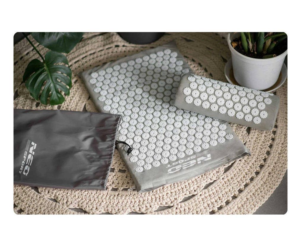 Covoras de Presopunctura NeoRelax idealStore, Tehnologie Heat-Press, Husa Detasabila, Saculet de Depozitare, Ajuta la Diverse Afectiuni, Culoare Gri Alb