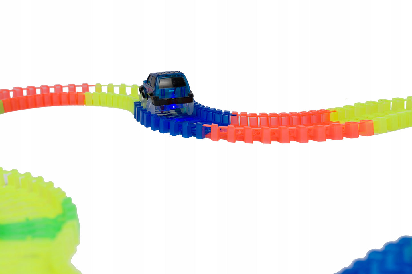 Set pista magica idealSTORE Fluorescent Track, Pista flexibila formata din 220 de elemente fluorescente, Include 3 masinute echipate cu luminite LED, Excelenta pentru orice varsta