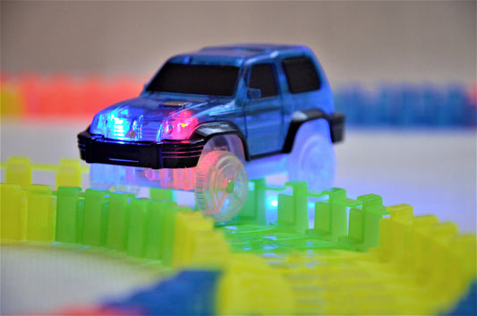 Set pista magica idealSTORE Fluorescent Track, Pista flexibila formata din 220 de elemente fluorescente, Include 3 masinute echipate cu luminite LED, Excelenta pentru orice varsta