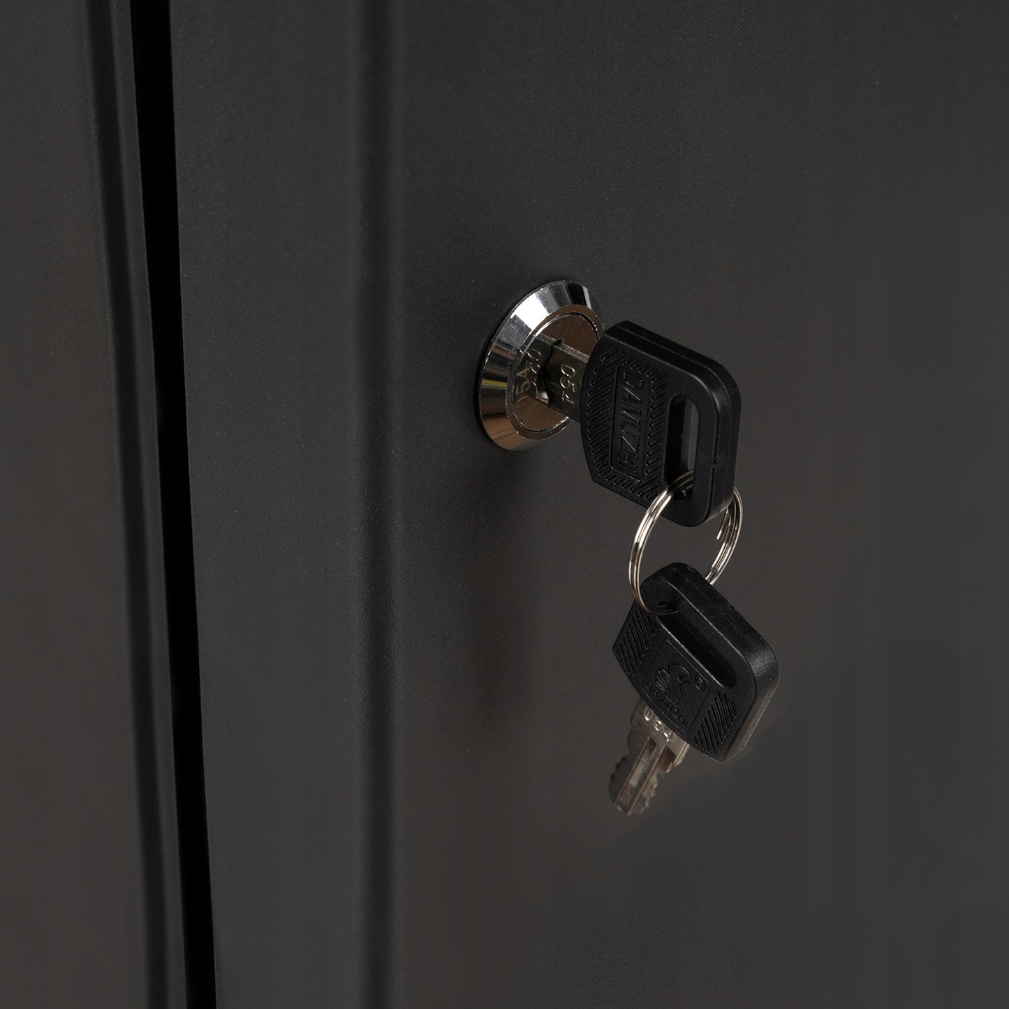 Cutie Depozitare Chei idealSTORE, din Fier, cu Incuietoare, Contine 48 Identificatori Colorati ce pot fi inscriptionati, Autocolante 1-48, 2 Chei de Acces, Kit de montaj inclus, Culoare Grafit Antic