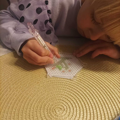 Set 2800 Margele idealSTORE, modele 3D, Lipire prin Stropire cu Apa, 24 de Culori Diferite, Include Modele si Sabloane, Pandantive, Dezvolta Concentrarea, Creativitatea si Abilitatile Artistice, Multicolor