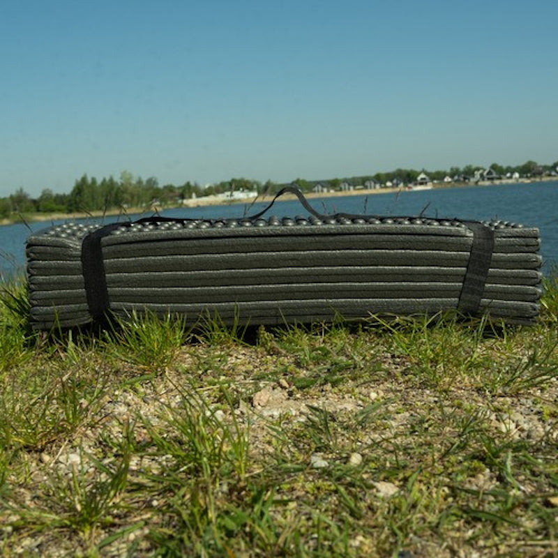 Covor Pliabil idealSTORE din Spuma XPE, pentru Drumetii, Pescuit, Camping, Izolat Termic, Pentru Sol cu Denivelari, Material Rezistent, Pliabil cu Maner, Dimensiune 180 x 60 cm, culoare Negru